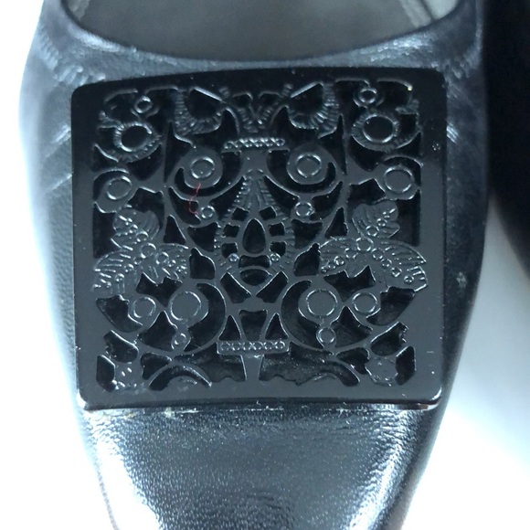 TAHARI Black Leather Flats w/Black Filigree Buckle - Picture 3 of 12